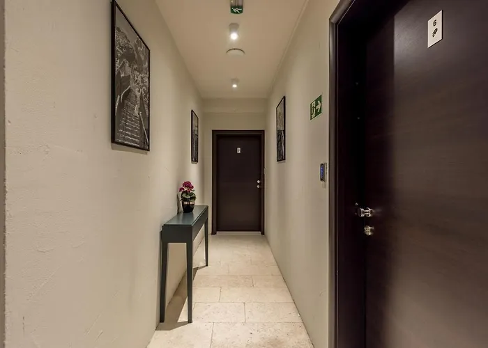 Leonis Restaurant & Rooms