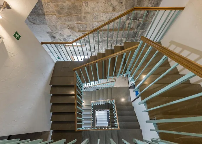 Leonis Restaurant & Rooms